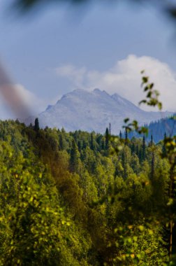 Yüksek dağdan görüntü. Gökyüzündeki bulutlar.