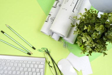 Taslak üzerinde çalışan bir mimar.