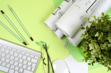 Taslak üzerinde çalışan bir mimar.