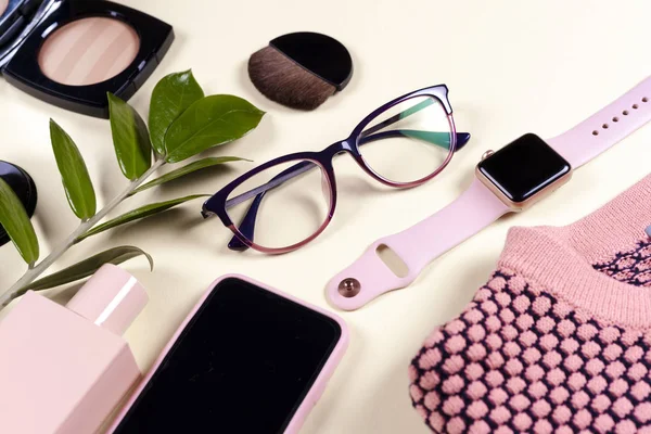 Conjunto de ropa y accesorios de mujer de moda. Colores pastel de vainilla. — Foto de Stock