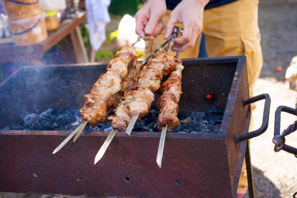Marine Şaşlık bir barbekü ızgara üzerinde kömür hazırlama. Shashlyk ilk lamb yapıldı. Adam yemek