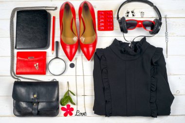 Kadın giyim ayarla ve aksesuarları üzerinde ahşap arka plan beyaz.