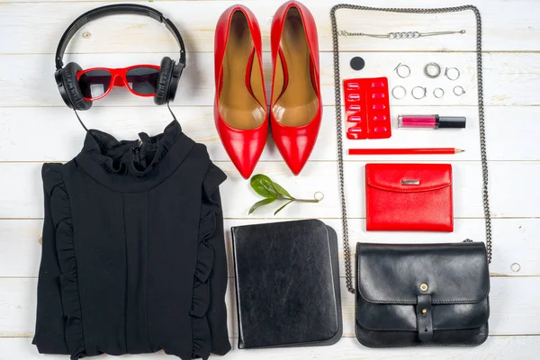 Kadın giyim ayarla ve aksesuarları üzerinde ahşap arka plan beyaz.