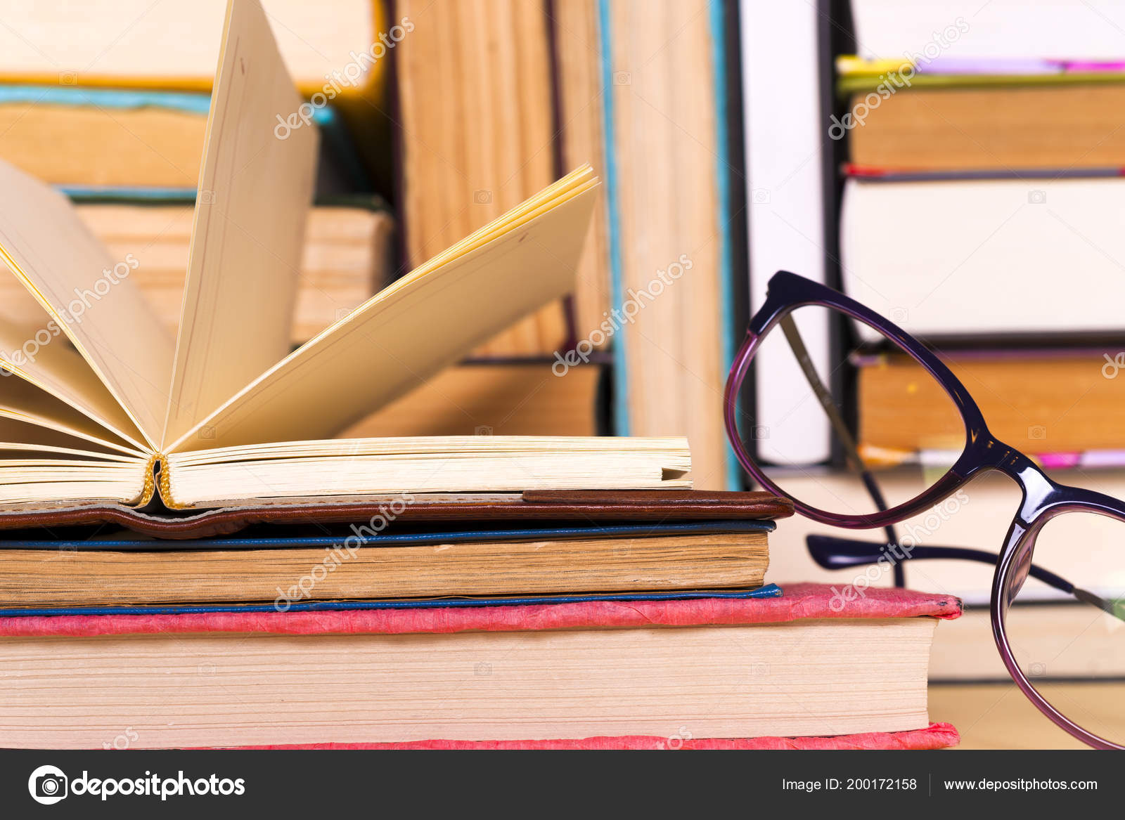Acik Kitap Parlak Renkli Arka Plan Uzerinde Ciltli Kitaplar Stok Foto C Vtmila 200172158