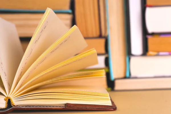 Otevřít knihu, hardback knihy na jasném barevném pozadí. — Stock fotografie