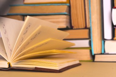 Açık kitap, parlak arkaplan üzerine ciltli kitaplar.