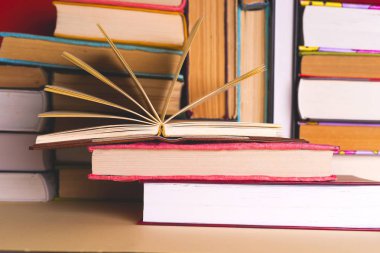 Açık kitap, parlak arkaplan üzerine ciltli kitaplar.
