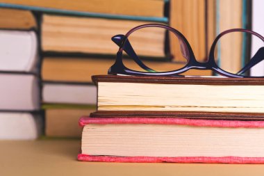 Açık kitap, parlak arkaplan üzerine ciltli kitaplar.