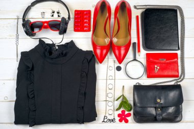 Kadın giyim ayarla ve aksesuarları üzerinde ahşap arka plan beyaz.