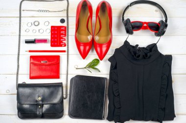 Kadın giyim ayarla ve aksesuarları üzerinde ahşap arka plan beyaz.