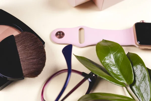 Conjunto de ropa y accesorios de mujer de moda. Colores pastel de vainilla. — Foto de Stock