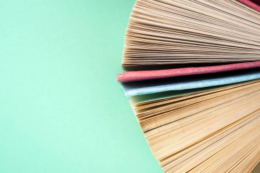 Üstten Görünüm bir daire içinde renkli ciltli kitapların. Ücretsiz kopya alanı. Geri okul kopya alanı için. Eğitim arka plan.