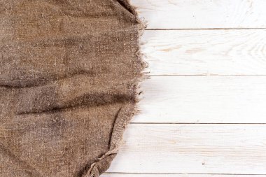 Tahta arka planda çuval bezi.