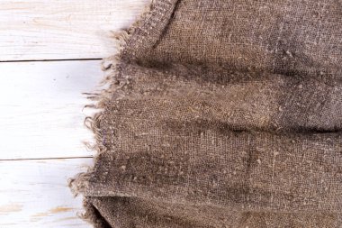 Tahta arka planda çuval bezi.