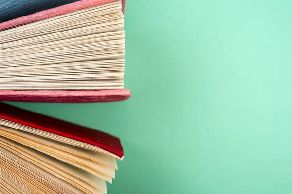 Top view of bright colorful hardback books in a circle. — Stock Photo, Image