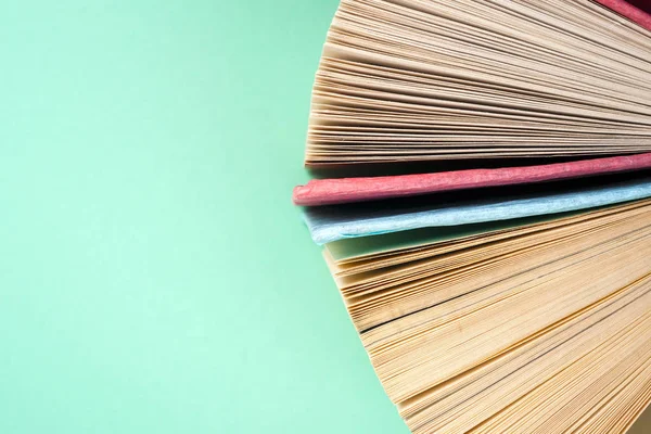 Üstten Görünüm bir daire içinde renkli ciltli kitapların. Ücretsiz kopya alanı. Geri okul kopya alanı için. Eğitim arka plan.