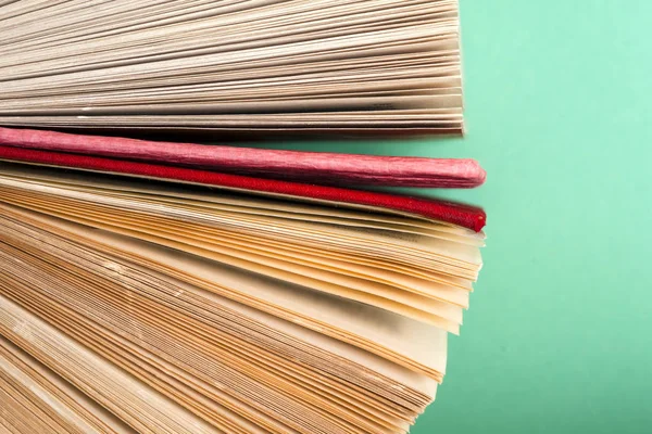 Bir daire içinde parlak renkli ciltli kitapların Üstten Görünüm.