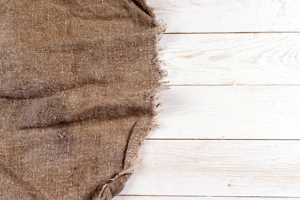 Tahta arka planda çuval bezi.