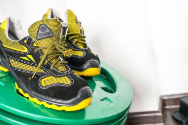 Spor salonunda UNBRANDED modern spor ayakkabı. Siyah-Sarı. Rahat ayakkabılar.