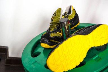 Spor salonunda UNBRANDED modern spor ayakkabı. Siyah-Sarı. Rahat ayakkabılar.