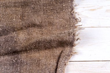 Tahta arka planda çuval bezi.