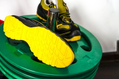 Spor salonunda UNBRANDED modern spor ayakkabı. Siyah-Sarı. Rahat ayakkabılar.