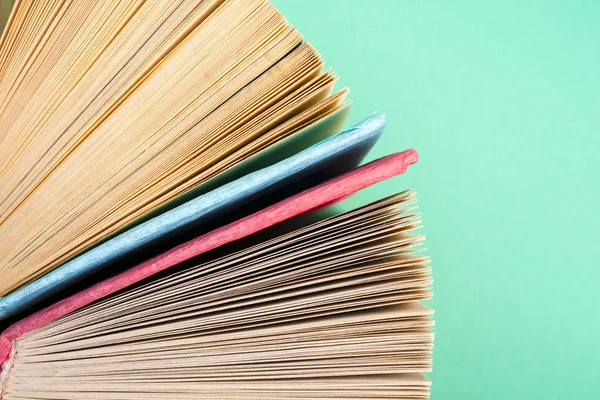 Bir daire içinde parlak renkli ciltli kitapların Üstten Görünüm.