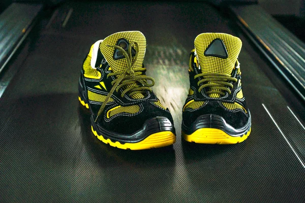 Sapatilha moderna sem marca no ginásio. Preto-Amarelo. Sapatos confortáveis . — Fotografia de Stock