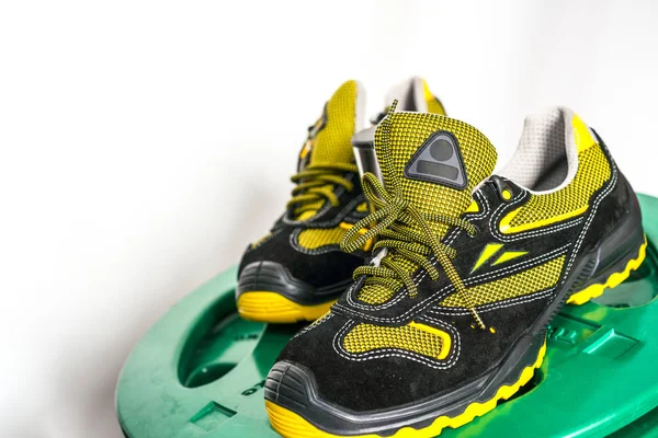 Spor salonunda UNBRANDED modern spor ayakkabı. Siyah-Sarı. Rahat ayakkabılar.