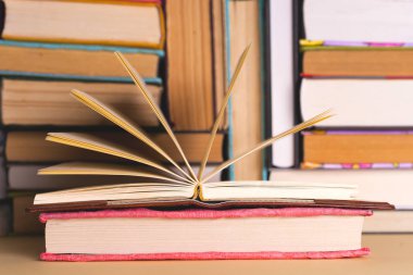 Açık kitap, parlak arkaplan üzerine ciltli kitaplar.