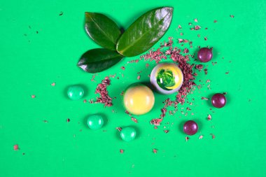 Çeşit çeşit çikolata kırıntılarıyla süslenmiş güzel ve lezzetli çikolata şekerleri.