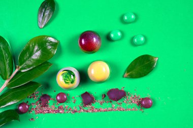 Çeşit çeşit çikolata kırıntılarıyla süslenmiş güzel ve lezzetli çikolata şekerleri.