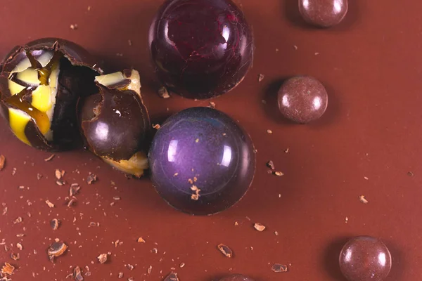Vista superior del conjunto de dulces de chocolate hermosos y deliciosos decorados con migas de chocolate surtidos — Foto de Stock