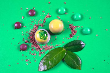 Çeşit çeşit çikolata kırıntılarıyla süslenmiş güzel ve lezzetli çikolata şekerleri.