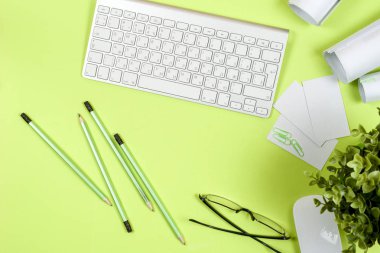 Mimarların işyeri - rulo ve planlar. İnşaat arkaplanı.