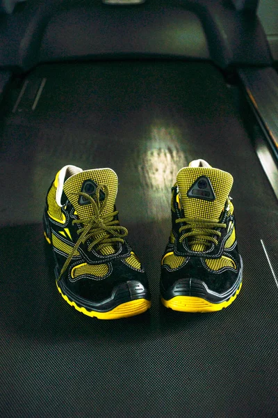 Merkloze moderne sneaker in de sportschool. Zwart-geel. Comfortabele schoenen. — Stockfoto