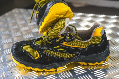 Spor salonunda UNBRANDED modern spor ayakkabı. Siyah-Sarı. Rahat ayakkabılar.