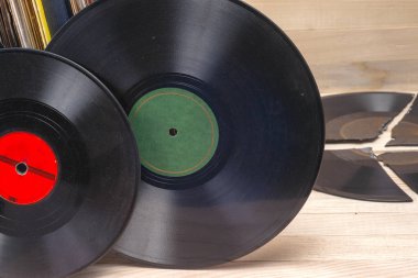 Vinil kayıt albümleri, vintage işlem topluluğu önünde. Metin için yer kopyalayın