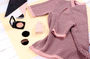 Moda kadın giysi seti ve aksesuarlar. Vanilya Pastel renkleri.