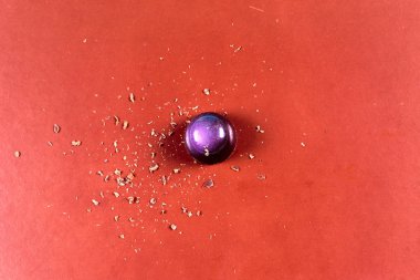 Çeşit çeşit çikolata kırıntılarıyla süslenmiş güzel ve lezzetli çikolata şekerleri.