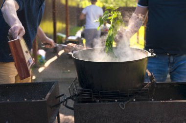 Balık çorbası kaynar kazan tehlikede içinde. Ateşte bir tencerede çorbası