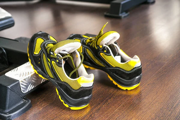 Sapatilha moderna sem marca no ginásio. Preto-Amarelo. Sapatos confortáveis . — Fotografia de Stock