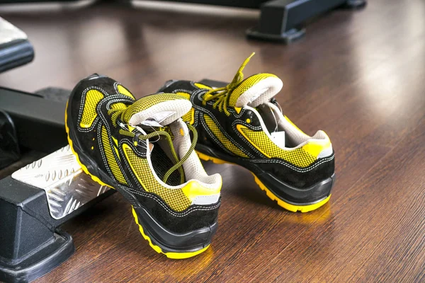 Sneaker moderna senza marchio in palestra. Giallo-nero. Scarpe comode . — Foto Stock