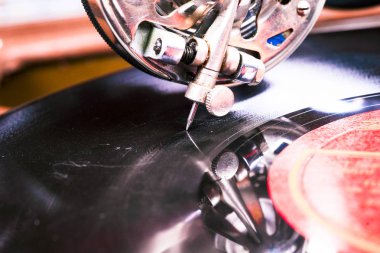 Eski gramofon oyuncu, portre. Eski vinil topluluğu Retro tarz görüntü kaydetmek lps kollu.