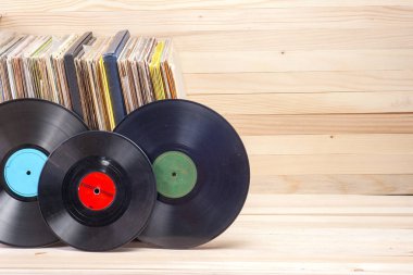 Vinil kayıt albümleri, vintage işlem topluluğu önünde. Metin için yer kopyalayın