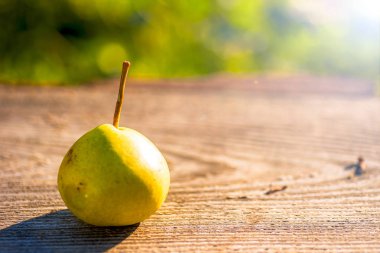 Doğal zemin üzerine armut. Tonlu görüntü. Yumuşak odak. Metin için yer kopyalayın