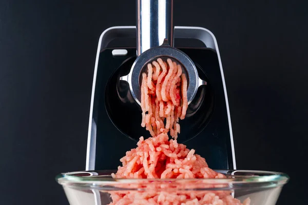 Máquina de picar e carne. preparação de carne crua picada . — Fotografia de Stock