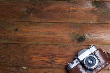 Eski retro fotoğraf makinesi vintage ahşap kurullarında soyut arka plan. Metin için yer kopyalayın