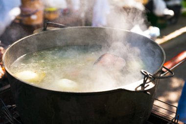 Balık çorbası kaynar kazan tehlikede içinde. Ateşte bir tencerede çorbası