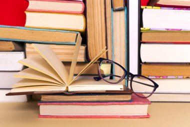 Açık kitap, parlak arkaplan üzerine ciltli kitaplar.